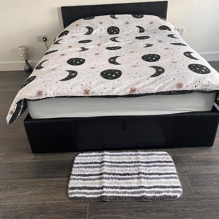 The Serviced Accommodations Гарлоу Екстер'єр фото
