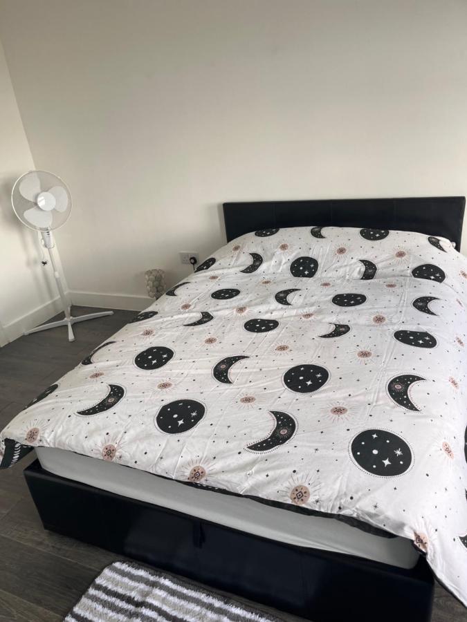 The Serviced Accommodations Гарлоу Екстер'єр фото